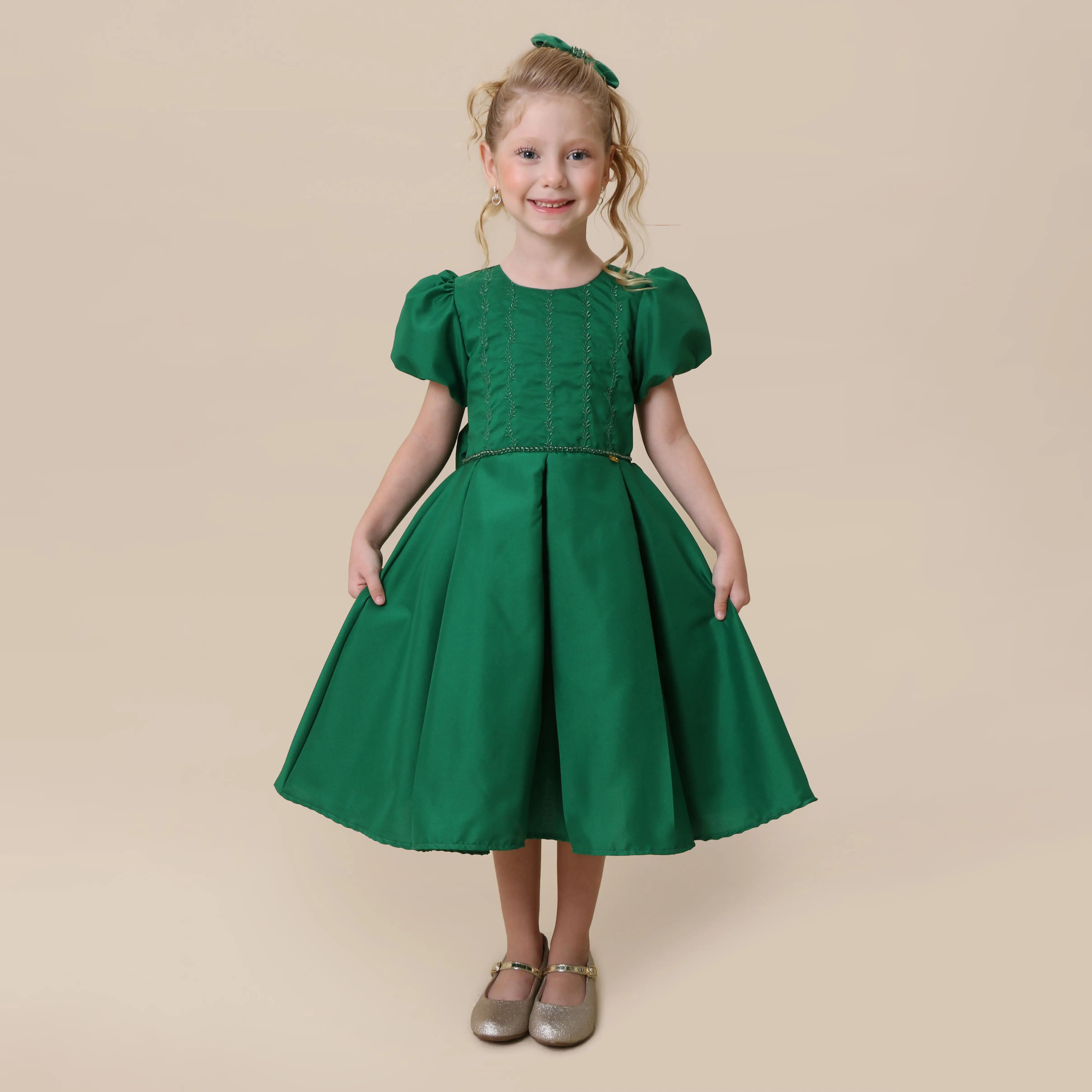 VESTIDO LISO COM BORDADO DE RAMO NO PEITO  COR: VERDE BANDEIRA